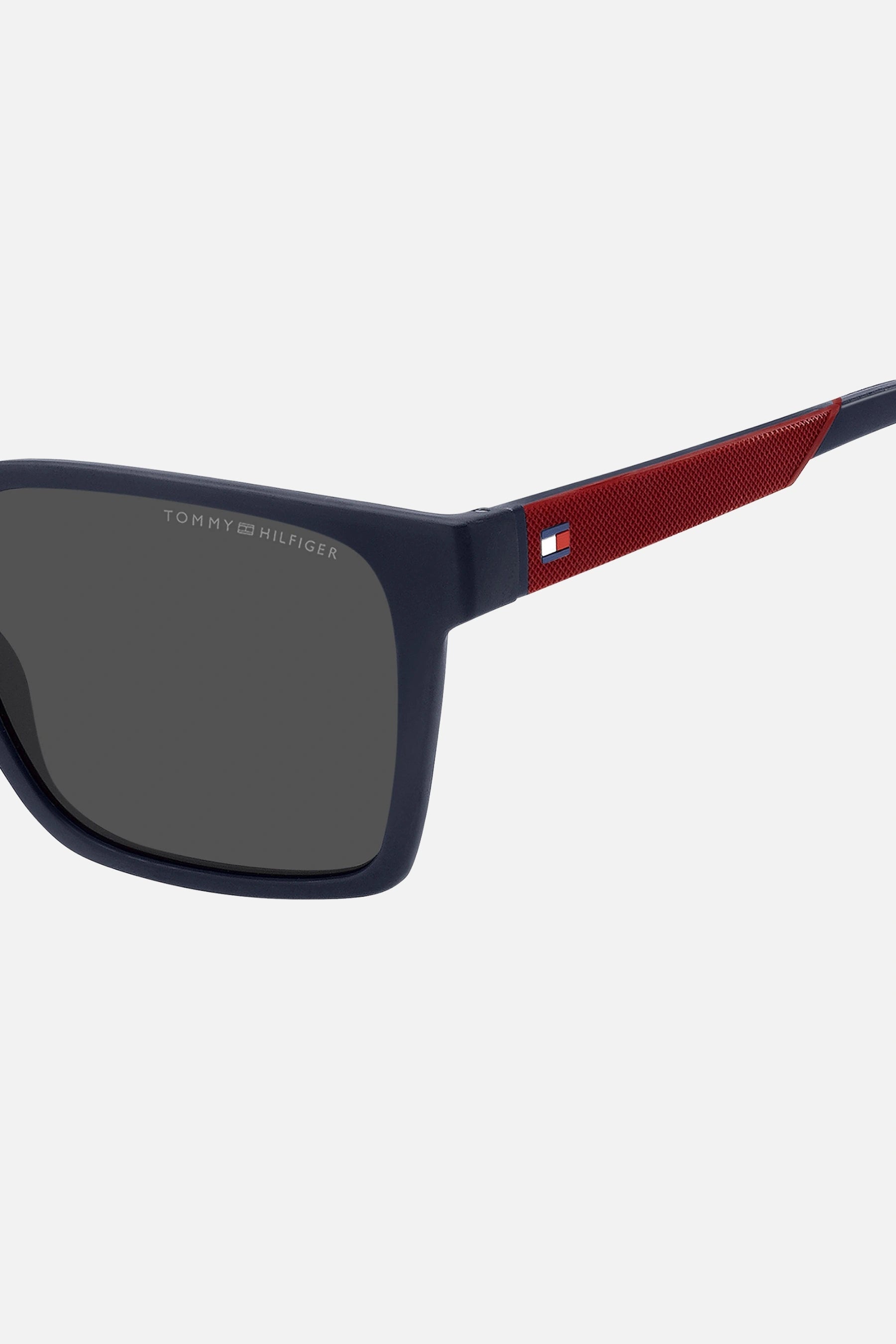 Occhiali da sole Tommy Hilfiger TH 2143/S 8RUIR, montatura blu con accenti rossi e lenti grigio scuro.