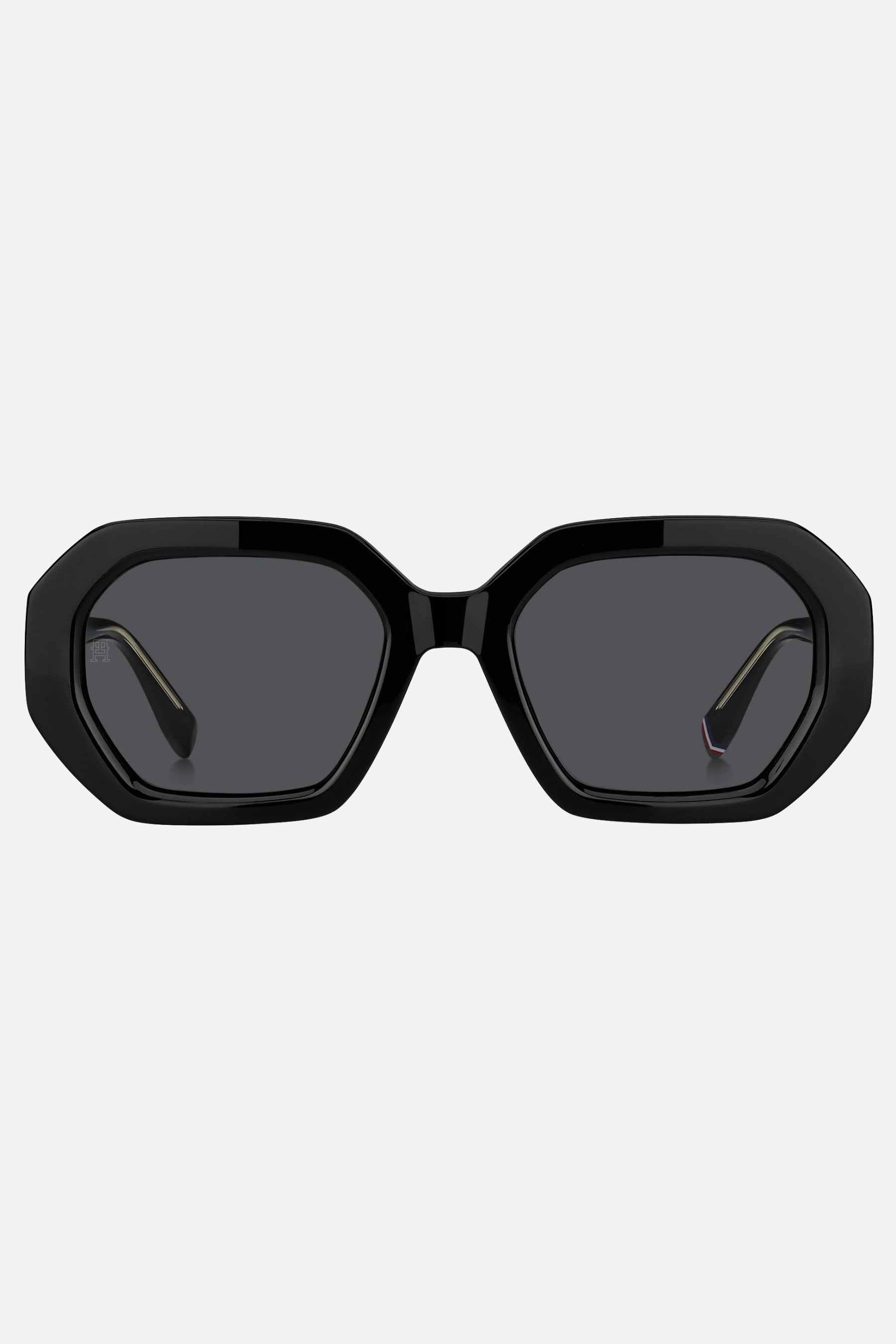 Occhiali da sole Tommy Hilfiger TH 2155/S 807IR, montatura nera lucida con lenti grigio scuro.