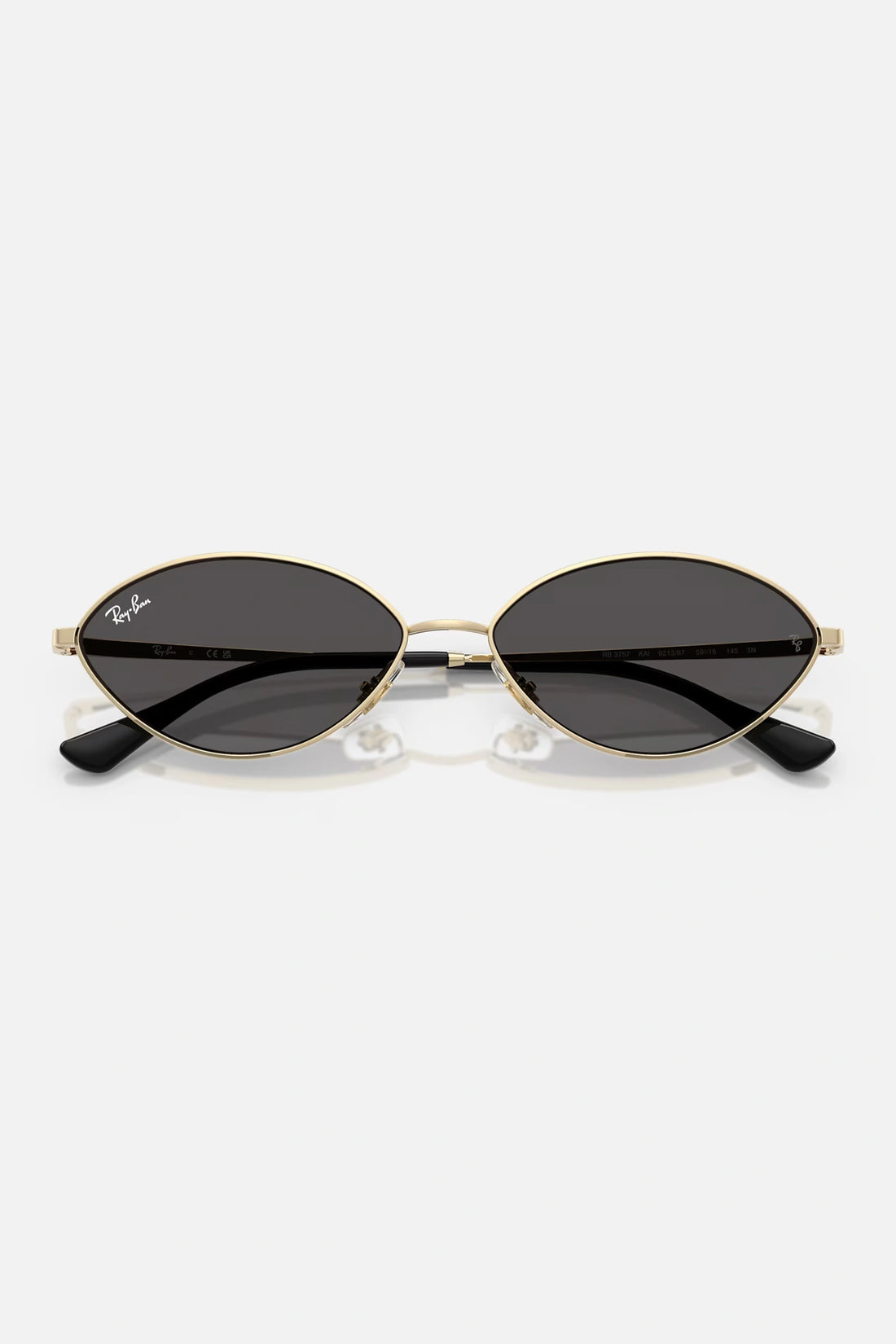 Occhiali da sole Ray-Ban RB3757 921387 Kai Bio-Based, montatura oro pallido con lenti grigio scuro.